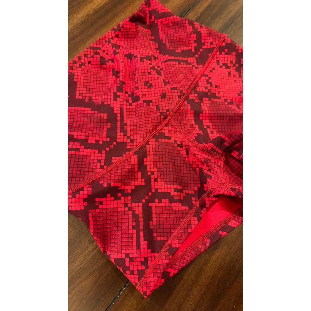 Lululemon Red Snakeskin High Rise Yoga Shorts Size 4 Burgundy Animal Print - Picture 9 of 16